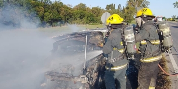 Un auto en el que viajaba una familia ardió en llamas sobre Ruta 34