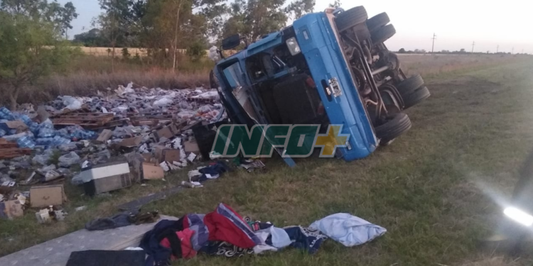 Impresionante despiste y vuelco en autopista: un chofer resultó herido