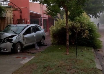 Susto en Barrancas: un auto se incrustó contra una vivienda