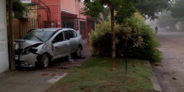 Susto en Barrancas: un auto se incrustó contra una vivienda