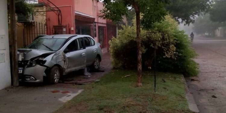 Susto en Barrancas: un auto se incrustó contra una vivienda