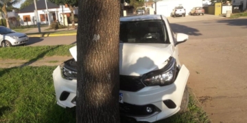 Fuerte impacto de un auto contra un árbol en San Genaro
