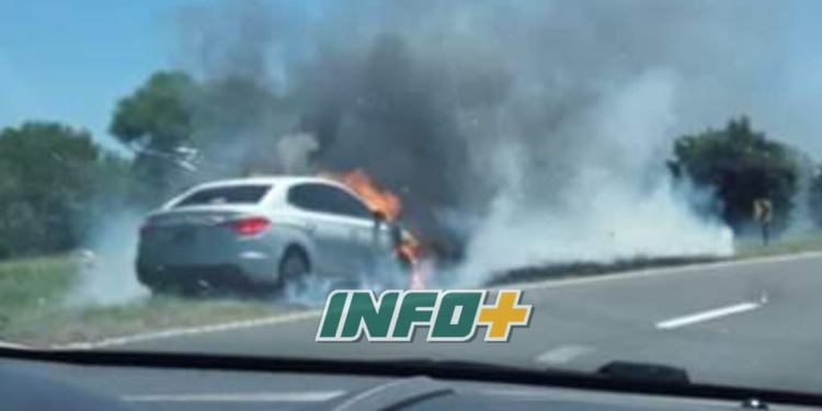 Una mujer de Oliveros logró escapar a tiempo tras incendiarse su auto