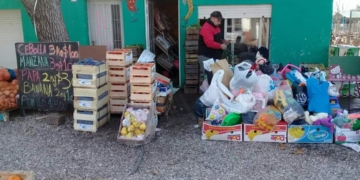 Navidad solidaria: verdulería de Oliveros recibe juguetes a cambio de un producto