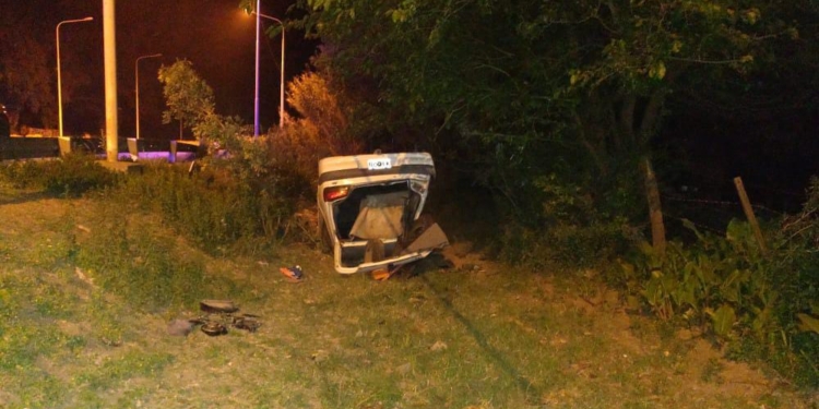 Pudo ser tragedia: un vecino de Serodino esquivó un pozo y terminó volcando