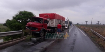 Serodino: un camión se chocó el angosto puente sobre ruta 91