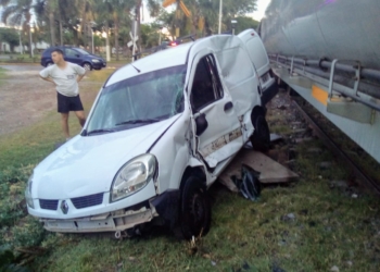El tren atropelló a una camioneta en pleno centro de Oliveros