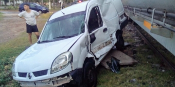 El tren atropelló a una camioneta en pleno centro de Oliveros