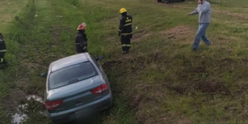 Un auto despistó en la Ruta 65 y terminó cayendo a un zanjón