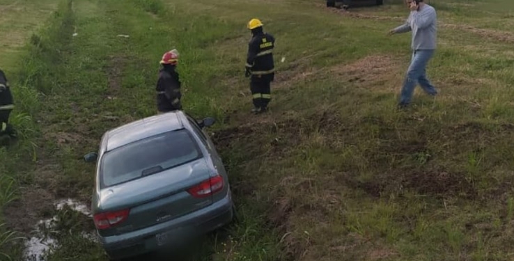 Un auto despistó en la Ruta 65 y terminó cayendo a un zanjón
