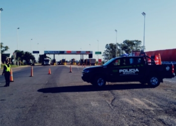 Cuatro delincuentes armados emboscaron a una familia en autopista