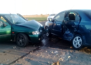 Fuerte choque entre dos autos dejó a seis personas heridas