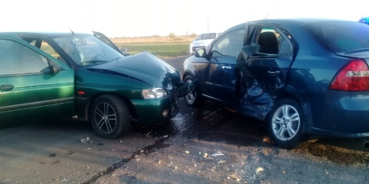 Fuerte choque entre dos autos dejó a seis personas heridas