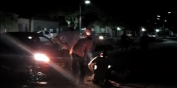 Barrancas: una joven herida tras chocar moto y auto en una esquina céntrica