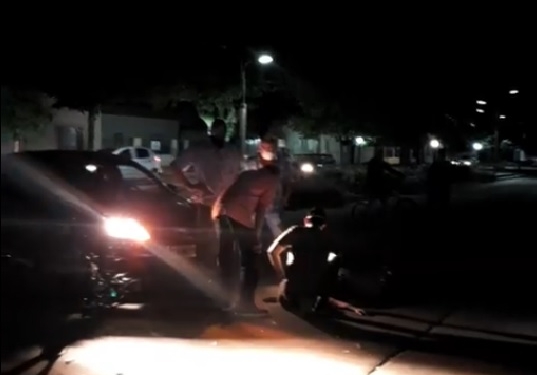Barrancas: una joven herida tras chocar moto y auto en una esquina céntrica