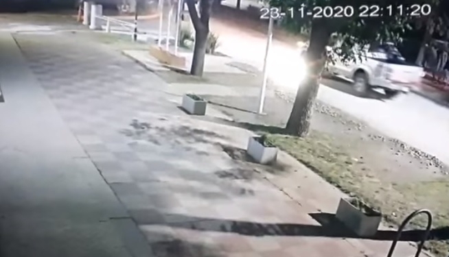 Buscan a un conductor que arruinó con su camioneta un pavimento recién hecho
