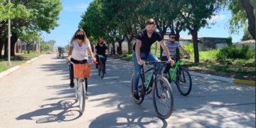 Correa: la diputada Di Stéfano y el presidente recorrieron el pueblo en bicicleta