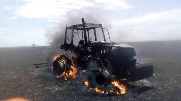 Se quemaron 21 hectáreas y un tractor en un campo entre Totoras y Clason