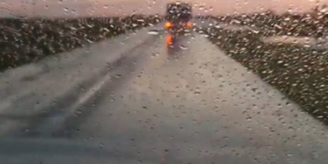 En medio del diluvio, dos autos impactaron en el cruce a Gaboto