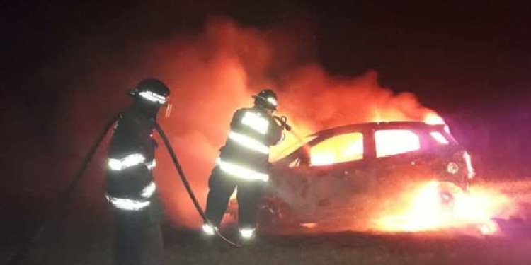 Una vecina de Andino escapó a tiempo tras incendiarse su camioneta