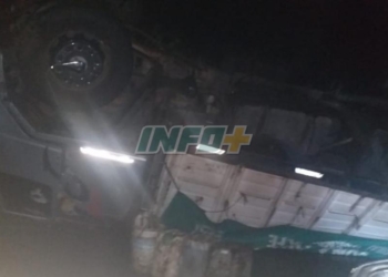 Barrancas: impactante vuelco de un camión cargado con carbón