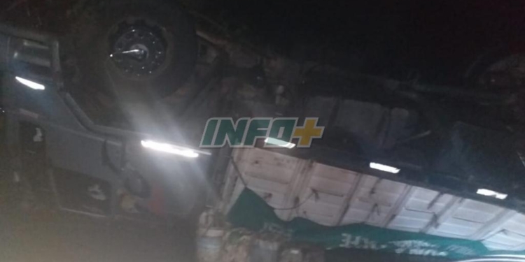 Barrancas: impactante vuelco de un camión cargado con carbón