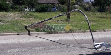 Maciel: el viento derribó una columna de luz sobre calle Córdoba