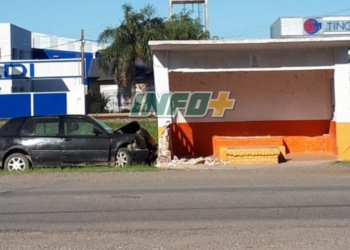 Tres jóvenes de Maciel impactaron contra la garita frente al Hospital