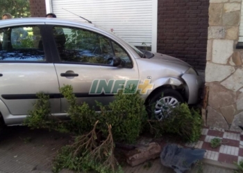 San Genaro: una mujer herida tras chocar con un auto y terminar contra una casa