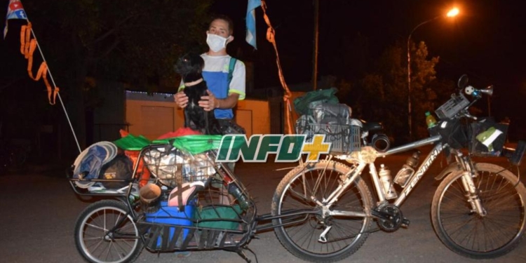 León recorre el país junto a su perra en bicicleta y pasó Navidad en Maciel