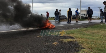 Pescadores de Gaboto sumaron otro piquete en el cruce de Ruta 11
