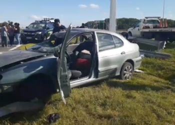 Dos heridos tras despistar y volcar un auto en autopista