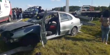 Dos heridos tras despistar y volcar un auto en autopista