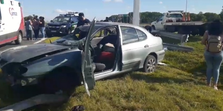 Dos heridos tras despistar y volcar un auto en autopista