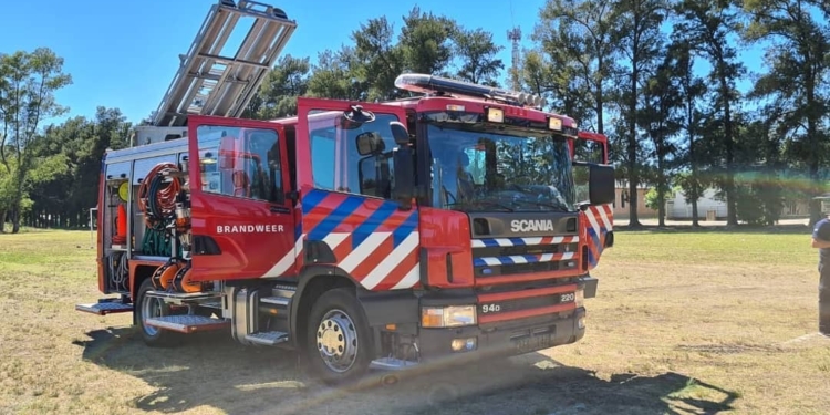 Llegó la nueva autobomba al cuartel de Bomberos de Salto Grande