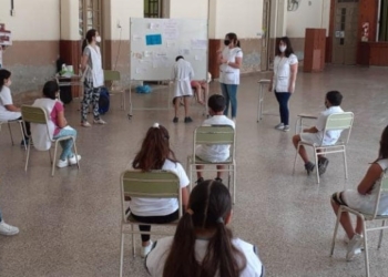 Con la emoción de un primer día, los alumnos de las primarias de Maciel volvieron a las escuelas