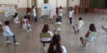 Con la emoción de un primer día, los alumnos de las primarias de Maciel volvieron a las escuelas