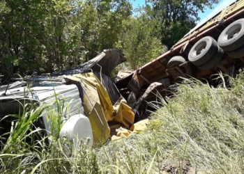 Un camión terminó dentro de un afluente del canal Salto Grande, a la vera de la Ruta 34