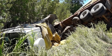 Un camión terminó dentro de un afluente del canal Salto Grande, a la vera de la Ruta 34