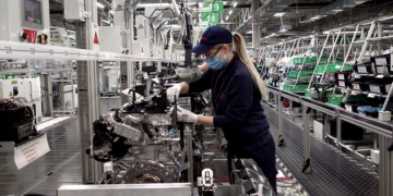 Prorrogan la prohibición de despedir empleados y el pago de la doble indemnización