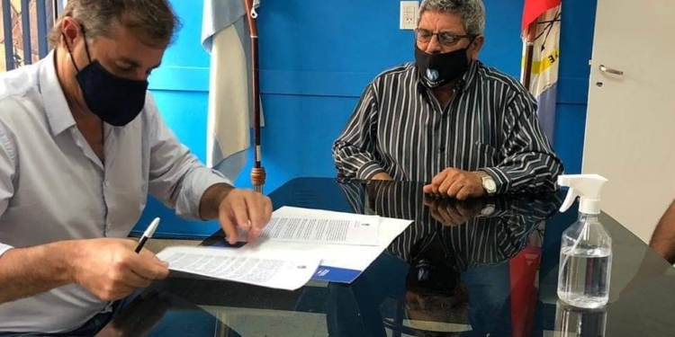 El Ministro Capitani firmó convenios en Maciel y entregó certificados en Díaz