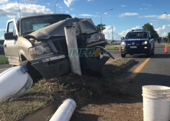 Impactante choque en el cruce a Gaboto: dos vehículos rotos y una columna destruída
