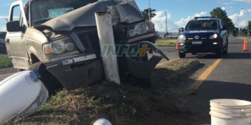 Impactante choque en el cruce a Gaboto: dos vehículos rotos y una columna destruída