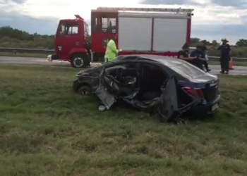 Fuerte choque en autopista: una mujer fue rescatada por bomberos