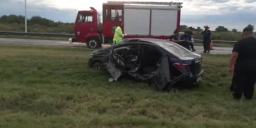 Fuerte choque en autopista: una mujer fue rescatada por bomberos