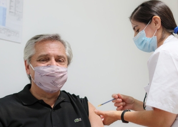 Alberto Fernández recibió la primera dosis de la Sputnik V
