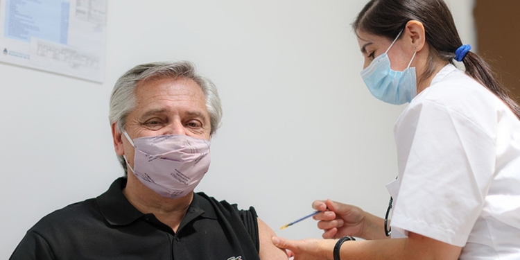 Alberto Fernández recibió la primera dosis de la Sputnik V