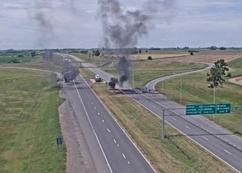 Pescadores liberaron parcialmente la autopista en Maciel: mañana seguirá el reclamo