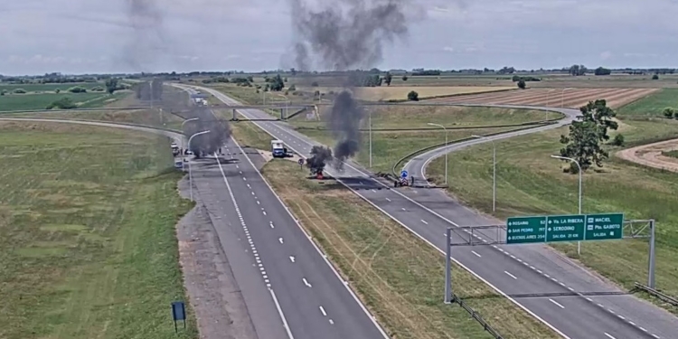 Pescadores liberaron parcialmente la autopista en Maciel: mañana seguirá el reclamo