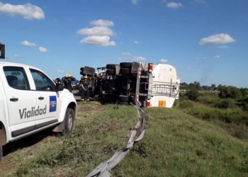Un camión derramó fertilizante tras volcar en autopista